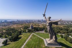 La Statua della Madre Russia sulla collina Mamaev a Volgograd. Considerando l'altezza della spada la scultura supera gli 80 metri di altezza - © Oleg Dimitrov / Shutterstock.com