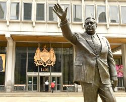 La statua di Frank L. Rizzo nei pressi del Philadelphia Municipal Services Building, Pennsylvania (USA). Ufficiale di polizia, è stato anche sindaco di Philadelphia dal 1972 al 1980 - Bumble ...