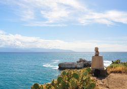 La Statua di Pippo  Delbono a Capo Milazzo in Sicilia  - © Marta G Perez / Shutterstock.com