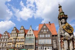 La statua di Rolando e la città di Brema, Germania. Alta dieci metri, questa scultura situata in Piazza del Mercato ritrae Rolando, protettore della libertà della città ...