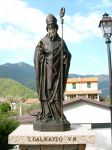 La Statua di san Dalmazio si trova presso Pornassio in Liguria - © Davide Papalini, CC BY 2.5, Wikipedia