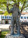 La statua in bronzo di Wilde-Maendle (o Wild Man) in una piazzetta di Oberstdorf, Germania, in una giornata di sole - © Stanislava Karagyozova / Shutterstock.com