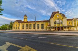 La stazione ferroviaria di Burgas in Bulgaria - © Brenik / Shutterstock.com