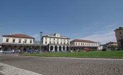 La stazione principale di Novara, Piemonte. Dal 3 luglio del 1854 serve la città e l'intero Comune di Novara; negli ultimi anni sono stati realizzati interventi di ammodernamento ...