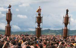 La storica Festa dei ceri a Gubbio: tre grandi ceri nella piazza cittadina - © Buffy1982 / Shutterstock.com