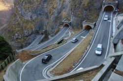 La strada spettacolare di San Boldo vicino a Cison di Valmarino, Veneto - © Alessandro Zappalorto / Shutterstock.com