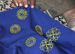 La tecnica di stampa del colore tipico dell'Arte Rogan, che ancora oggi si tramanda in un villaggio del Gujarat nord-occidentale