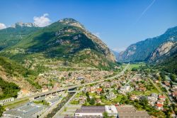 La valle della Dora Baltea e il borgo di Arnad sulla destra, fotografati da Forte di Bard, Valle d'Aosta - © Max Rastello / Shutterstock.com