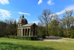 La visita al giardino di VIlla Orsini a Bomarzo, il parco dei Mostri - ©  ValerioMei / Shutterstock.com 