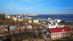 Una vista panoramica di Nizhny Novgorod dal Cremlino. Si può notare sullo sfondo il grande bacino creato dalla confluenza dei fiumi Oka e Volga - foto © Elena Mirage / Shutterstock.com ...