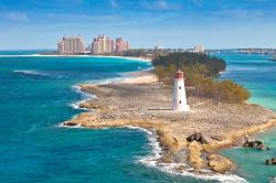 L'acqua cristallina dell'oceano Atlantico lambisce la costa di Nassau, Bahamas. In questa immagine, il porto e Paradise Island con il suo faro.

