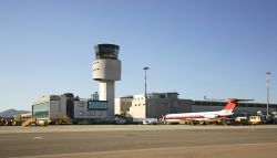 L'aeroporto di Olbia - Costa Smeralda, Sardegna. E' uno dei tre principali scali internazionali della regione e dista circa un km dal centro cittadino - © Shevchenko Andrey / Shutterstock.com ...