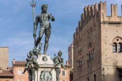 L'antica fontana del Nettuno a Bologna, Emilia-Romagna. Situata nell'omonima piazza del centro cittadino, fu voluta da Pier Donato Cesi per glorificare il governo pontificio di papa ...