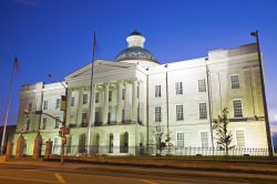 L'antico Campidoglio di Jackson, Mississippi, al crepuscolo (Stati Uniti d'America).



