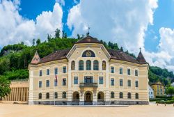 L'antico edificio del Governo a Vaduz, Liechtenstein. Costruito fra il 1903 e il 1905, questo palazzo in stile neo-barocco ha ospitato il Parlamento sino al 2008 quando venne realizzata ...