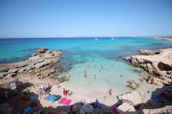 La baia di Es calo d'es mort una delle 10 spiagge più belle di Formentera alle Baleari, Spagna.