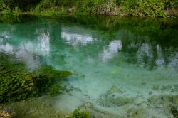 Le acque limpide del fiume Tirino, vicino a Capestrano, sono state utilizzate per le riprese della serie TV Les Revenants