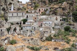 Le case antiche del centro di Pentedattilo - © Belfry / Shutterstock.com