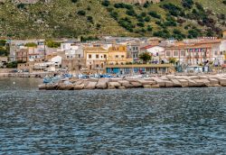 Le case colorate dei pescatori a Isola delle Femmine, borgo cosriero della provincia di Palermo