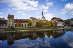 Le storiche case di Cesky Krumlov, Repubblica Ceca, si specchiano nel fiume - le abitazioni di Cesky Krumlov sono tanto caratteristiche da essere famose in tutta la nazione per i loro colori, ...