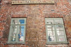 Le finestre del Museum of Theatre Puppets a Lubecca, Germania. Situato nel centro storico della città, questo museo privato espone reperti raccolti nel corso degli anni da Fritz Fey sulla ...