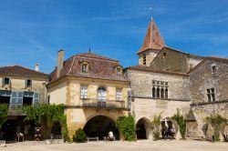 Le mura ben conservate del villaggio medievale di Monpazier, Francia: questa cittadina fu fondata nel 1284 da Edoardo I° d'Inghilterra - © Oliverouge 3 / Shutterstock.com