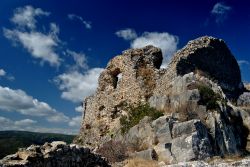 Le rovine del castello di Quirra a Villaputzu, Sardegna. Situato a un'altezza di 296 metri, questo castello offre una splendida vista sulla costa e sulle vallate dell'interno. La sua ...