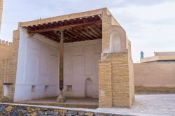 Le rovine di una antica moschea a Khiva in Uzbekistan - © eFesenko / Shutterstock.com