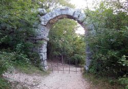 Le rovine romane dell Arco di Trevi nel Lazio - © MM - CC BY-SA 3.0 - Wikimedia Commons.