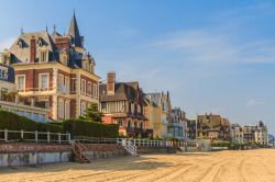Le ville di Trouville-sur-Mer (Francia) affacciate sulla Promenade des Planches, il lungomare cittadino.

