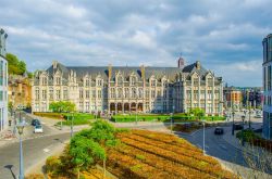 Liegi, Belgio: l'imponente Palzzo dei Principi-Vescovi presso Place Saint Lambert in una gioranta di sole - © pavel dudek / Shutterstock.com