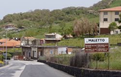 L'ingreso alla cittadina di Maletto in Sicilia, anche chiamata come città delle Fragole - © Dafinchi / Shutterstock.com