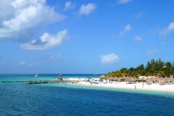 L'Isla Mujeres vista dal mare, Messico. Il nome dell'isola deriva dalle statue femminili ritrovate nei pressi del tempio della dea della fecondità Ixchel.

