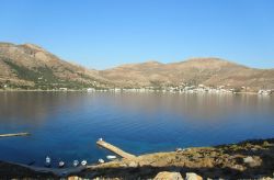 Livadhia, porto e maggiore città dell'isola di Tilos, Grecia. Questa bella località si trova all'interno di una baia orlata da una spiaggia di ciottoli bianchi.



 ...