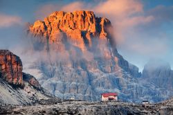 ll paesaggio magico delle Dolomiti al tramonto