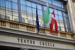 Lo storico Teatro Coccia a Novara, Piemonte. Principale teatro lirico di Novara, si affaccia lungo via Fratelli Rosselli. Venne inaugurato nel dicembre 1888 con l'opera dal tiolo "Gli ...