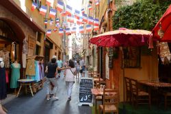 Locali e negozi nella città vecchia di Nizza, Francia. Le strette stradine della parte antica di Nizza rappresentano la zona più pittoresca da cui vale la pena iniziare un tour ...