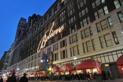 Una grande insegna luminosa durante le festività natalizie presso il negozio di Macy's, a New York City - foto © Julienne Scaer