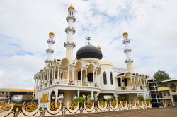 La maestosa moschea Keizerstraat di Paramaribo, Suriname, America Meridionale. La moschea deve il suo nome alla lunga strada che si trova nel centro città.
