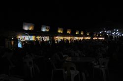 Makansutra Gluttons Bay di sera, Singapore. Se volete assaporare la vera atmosfera da street food di Singapore non potete perdervi una cena in questo mercato della cucina asiatica aperto dal ...