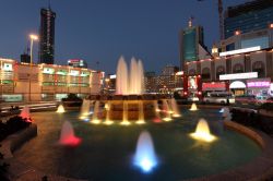
	Manama, fotografia notturna del centro della capitale del Bahrain - © Philip Lange / Shutterstock.com
