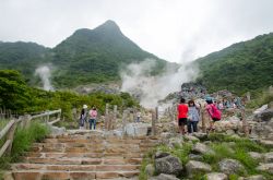 Valle Owakudani a Hakone, Giappone - Questa bella valle di origine vulcanica con bocche di zolfo e e sorgenti calde si trova nella prefettura di Kanagawa. E' uno dei siti turistici più ...