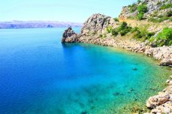 Il Mare Adriatico e la costa rocciosa di Karlobag, Croazia.
