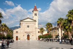 Marina di Carrara, Toscana: piazza Menconi e la chiesa della Sacra Famiglia - © imagesef / Shutterstock.com