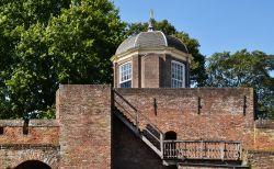 Martinettoren o Bourgonjetoren a Zutphen, Olanda. Ha cupola e mura costruiti in mattoni rossi su cui si affacciano ampie e luminose vetrate.
