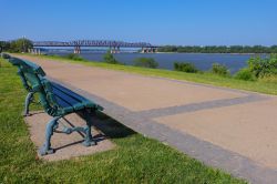 Memphis, area pubblica con panchine e passeggiata lungo il corso del Mississipi. Sullo sfondo, un ponte (Tennessee) - © Mont592 / Shutterstock.com