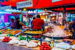 Mercanti vendono prodotti durante il tradizionale mercato nella piazza di Xativa, Valencia, Spagna  - © trabantos / Shutterstock.com