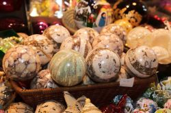 Il mercatino natalizio di Santa Lucia a Bologna, Emilia Romagna. La fiera dedicata a Santa Lucia si svolge nel portico della chiesa di Santa Maria dei Servi lungo Strada Maggiore ed è ...