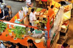 Mercato centrale nella città di Guanajuato, Messico. Uno degli stand che si possono trovare nella storica area mercatale di questa città messicana - © Takamex / Shutterstock.com ...