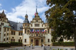 Metz, Francia: palazzo in stile neoclassico con bandiere al balcone.
